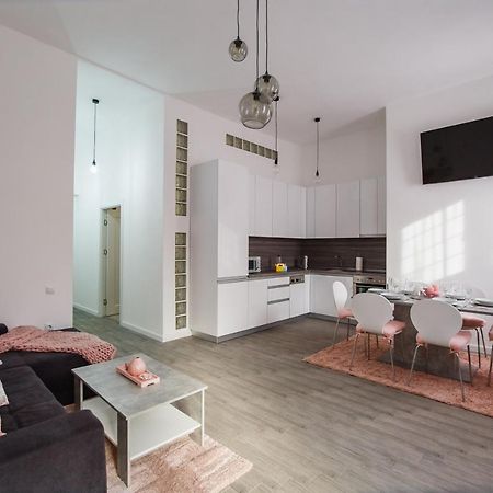 Stunning, Newly Renovated Central Apartment Gran Varadino Esterno foto