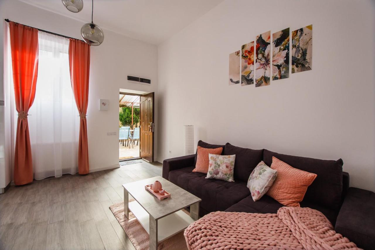 Stunning, Newly Renovated Central Apartment Gran Varadino Esterno foto