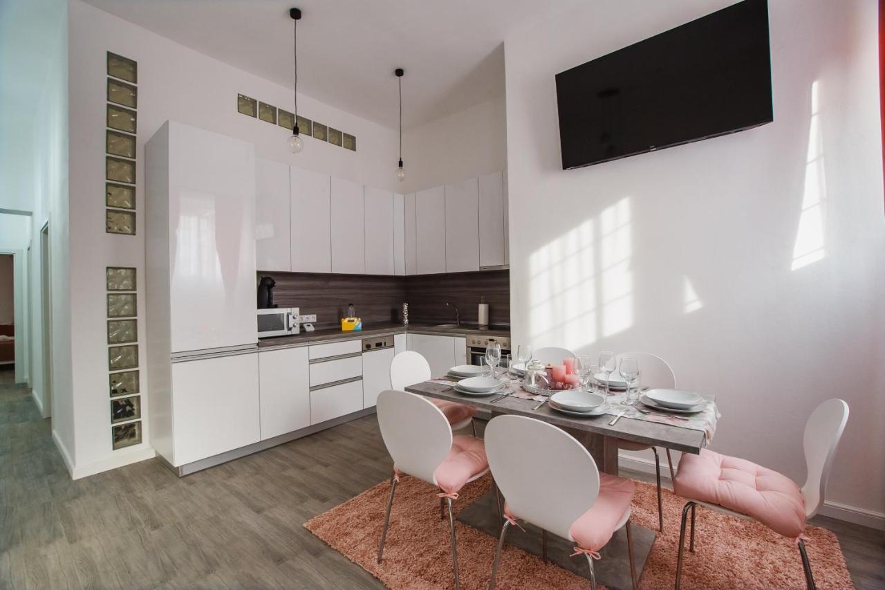 Stunning, Newly Renovated Central Apartment Gran Varadino Esterno foto