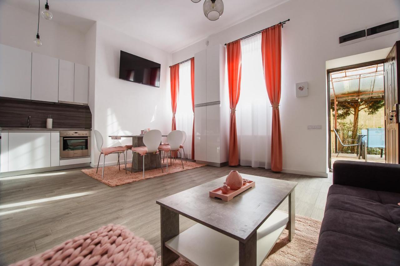 Stunning, Newly Renovated Central Apartment Gran Varadino Esterno foto