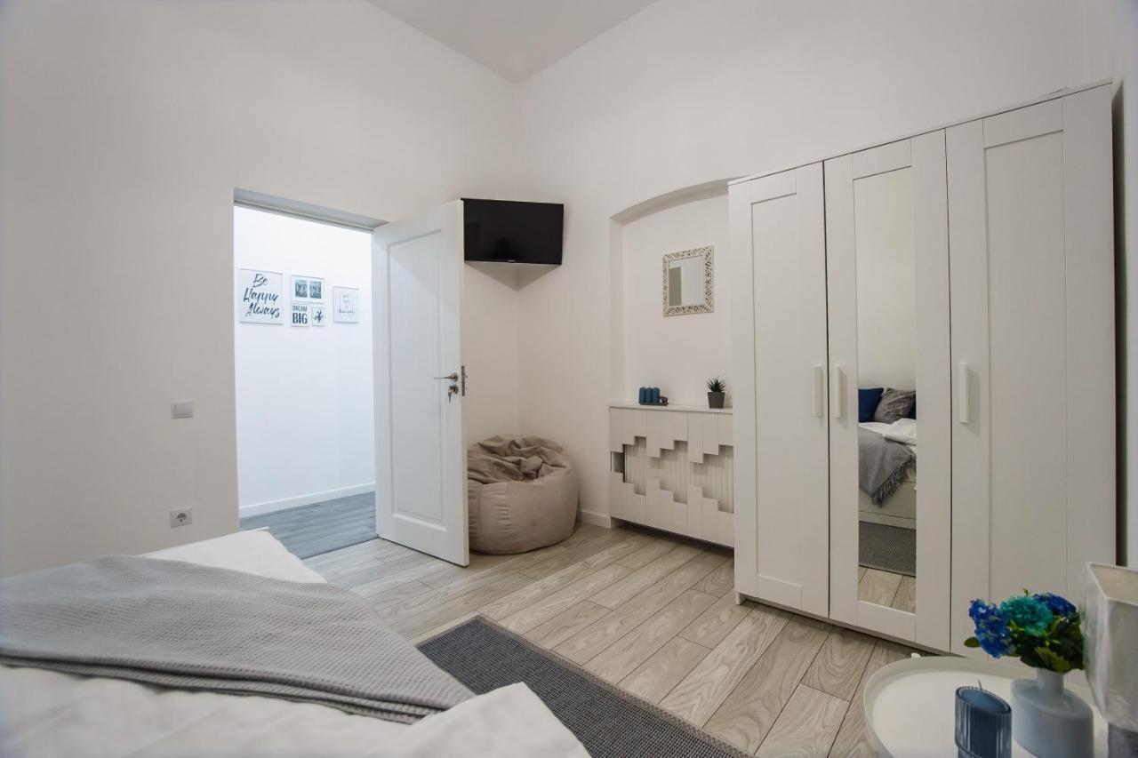 Stunning, Newly Renovated Central Apartment Gran Varadino Esterno foto